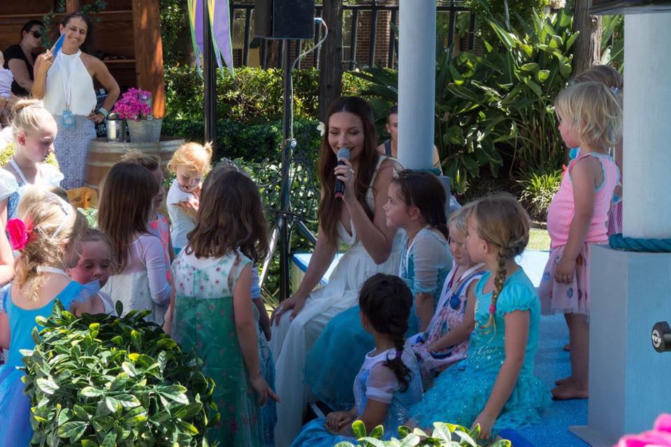 Disney Frozen Summer Garden Party : A Date with Elsa and Anna